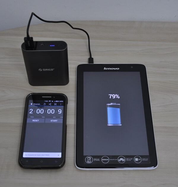 ORICO_Q1_PowerBank_Charging_TabletPC