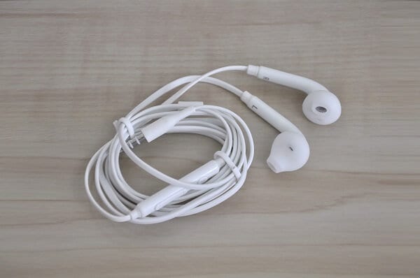 EG920BW Earphones 02