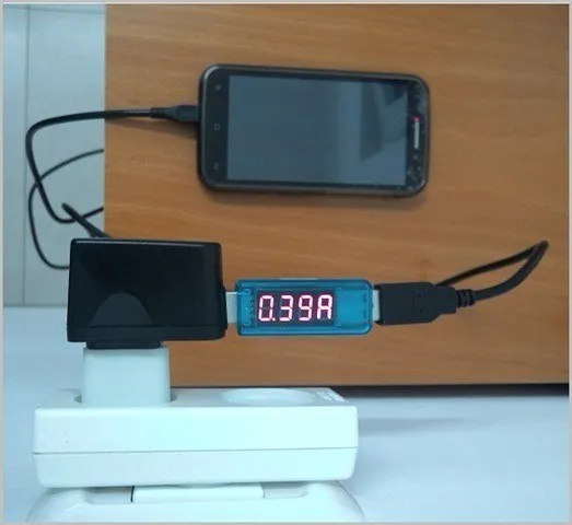 USB_Current_and_Voltage_Power_Bank_Meter_Connected_With_SmartPhone.jpg