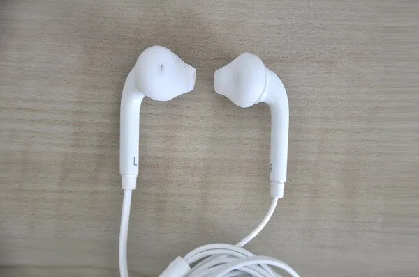 EG920BW Earphones 03