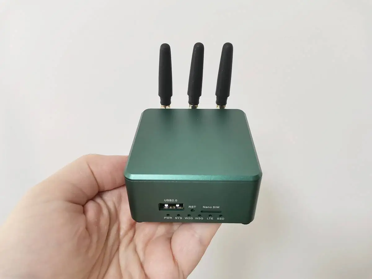 Banana Pi BPI-R3 Mini Review: A Tiny & Fast 2.5GbE router board