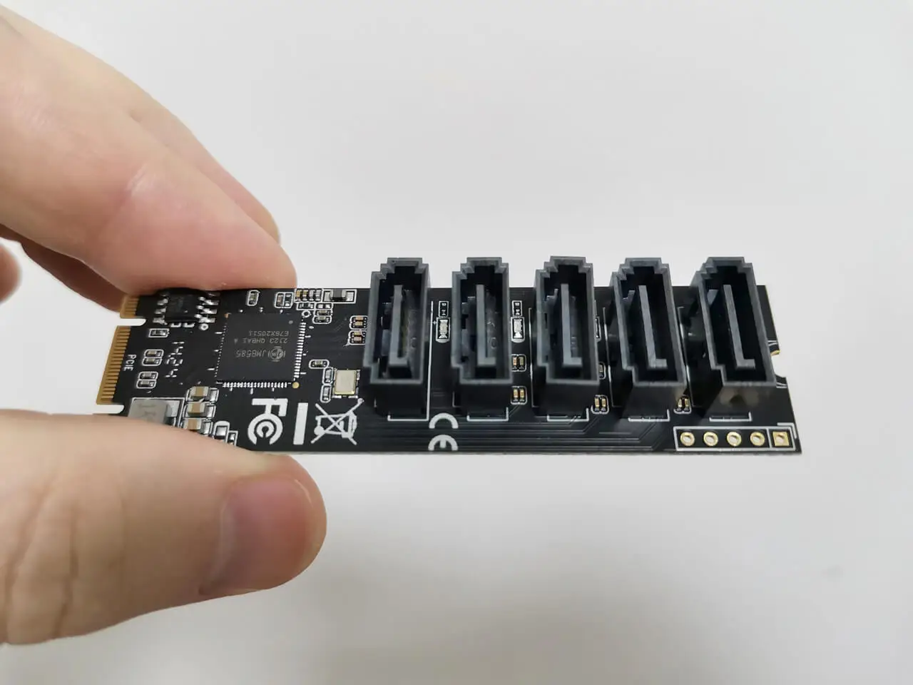 IOCrest M.2 5 SATA Adapter 4